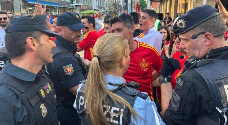 FOTOGRAFÍA. ALEMANIA, VIERNES 28 DE JUNIO DE 2024. Policías nacionales, integrantes de las Unidades de Intervención Policial (UIP), patrullan entre aficionados españoles en el marco de la celebración de la Eurocopa 2024 en Alemania. Policía Nacional/Efe