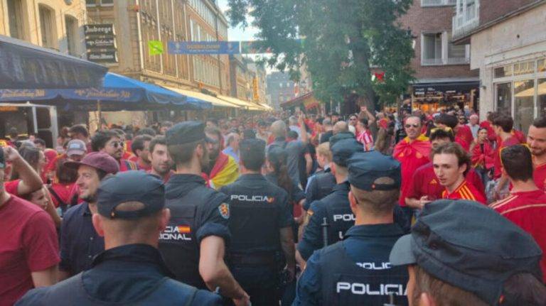 FOTOGRAFÍA. ALEMANIA, VIERNES 28 DE JUNIO DE 2024. Chubascos y tormentas localmente en España.- Policías nacionales, integrantes de las Unidades de Intervención Policial (UIP), patrullan entre aficionados españoles en el marco de la celebración de la Eurocopa 2024 en Alemania. Policía Nacional/Efe