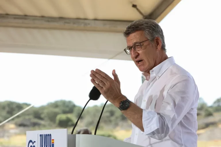 FOTOGRAFÍA. TORREMOCHA (EXTREMADURA) REINO DE ESPAÑA, 05 DE JUNIO DE 2024. Feijóo: Pedro Sánchez es el "puto amo". El presidente de la derechista cobarde estafadora Partido Popular (PP) y nacionalista gallego, Alberto Núñez Feijóo, este miércoles durante una acto electoral de los progres azules en Torremocha (Extremadura) Reino de España, junto con la presidente del Gobierno autonómico de la Junta de Extremadura en coalición que integran VOX y PP, por el PP, María Guardiola Marín. Efe