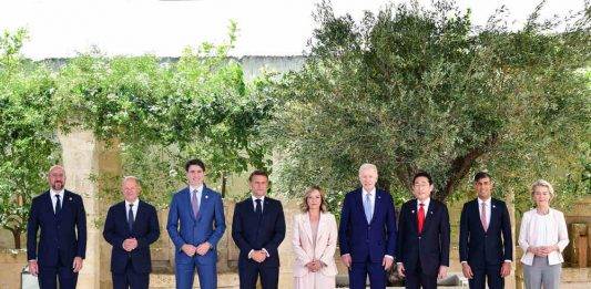 FOTOGRAFÍA. APULIA (ITALIA), 13 Y 14 DE JUNIO DE 2024. Manifiesto del G7 en Apulia (Italia). Cumbre G7 Italia 2024. Líderes del G7 por orden alfabético de los 7 países miembros del club, Alemania, el canciller, Olaf Scholz (2 i); Canadá, el primer ministro, Justin Pierre James Trudeau (Justin Trudeau) (3 i); Estados Unidos de América, Joseph Robinette Biden Jr. (Joe Biden) (4 d); Francia, Emmanuel Jean-Michel Frédéric Macron (Emmanuel Macron) (4 d); Italia, la presidente del Consejo de Ministros, Giorgia Meloni (c); Japón, Fumio Kishida (3 d); Reino Unido, el primer ministro, Rishi Sunak (2 d); Unión Europea, representada por la presidente de la Comisión Europea Ursula Gertrud von der Leyen (Ursula Gertrud Albrecht) (1 d), y por el presidente del Consejo Europeo, Charles Michel (1 i). Para esta cumbre de Apulia (Italia), las naciones sus líderes y organizaciones invitadas han sido los siguientes: el presidente de Ucrania, Volodímir Zelenski; el Banco Africano de Desarrollo, Akinwumi Adesina; el presidente de Argelia, Abdelmadjid Tebboune; el presidente de la República de Argentina, Javier Gerardo Milei; el presidente de Brasil y actual Presidencia del G20, Luis Inácio Lula da Silva; Santa Sede (El Vaticano); Jorge Mario Bergoglio (papa Francisco); el Primer Ministro Ministro de India, Narendra Modi; la Directora Gerente del Fondo Monetario Internacional (FMI), Kristalina Georgieva; el rey de Jordania, Abdalá II bin Al Hussein (Abdallah II); el presidente de Kenia, William Kipchirchir Samoei Arap Ruto (William Ruto); el presidente Mauritania y actual presidente de la Unión Africana, "Mohamed Ould Cheikh Mohamed Ahmed Ould Ghazouani" también conocido como "Ghazouani" o "Ould Ghazouani"; el secretario general de la Organización para la Cooperación y el Desarrollo Económicos (OCDE), Mathias Hubert Paul Cormann (Mathias Cormann); el primer ministro de Túnez, Ahmed Hachani; el presidente de Turquía, Recep Tayyip Erdoğan; el secretario general de la Organización de las Naciones Unidas (ONU), António Manuel de Oliveira Guterres (Antonio Guterres); el presidente de los Emiratos Árabes Unidos, Mohamed bin Zayed bin Sultan Al Nahyan (Mohammed bin Zayed); y el presidente del Banco Mundial, Ajaypal Singh Banga (Ajay Banga). G7 italia/Lasvocesdelpueblo (Ñ Pueblo)