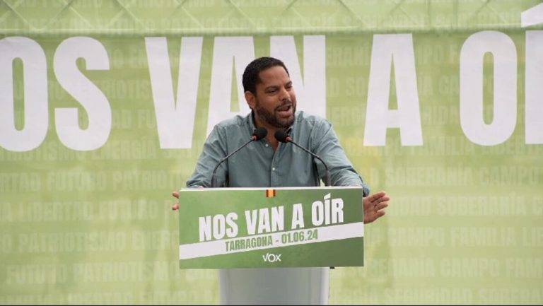 FOTOGRAFÍA. BARRIADA EL SERRALLO (TARRAGONA) REINO DE ESPAÑA, 01 DE JUNIO DE 2024. Garriga: VOX va a liderar la respuesta antamnistía. El secretario general y vicepresidente de VOX y presidente del Grupo Parlamentario en el Parlament de Catalunya, Ignacio Garriga Vaz de Conceiçao, la candidata número 4 de VOX al 9J, Mireia Borrás Pabón, y el presidente del Comité Ejecutivo Provincial (CEP) de VOX en Tarragona y diputado por esta provincia al Parlament de Catalunya, Sergio Macián de Greef, han participado hoy en la barriada El Serrallo en un acto de campaña electoral para las elecciones europeas del próximo domingo, 9 de junio de 2024 (9J), bajo lema "Nos van a oír". Lasvocesdelpueblo (Ñ Pueblo)