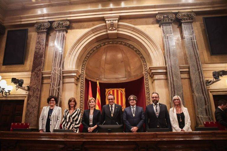 FOTOGRAFÍA. BARCELONA (REINO DE ESPAÑA), 10 DE JUNIO DE 2024. El golpista Josep Rull Andreu nuevo presidente del Parlament de Catalunya con los votos del separatismo: Junts per Catalunya (JxCat), Esquerra Republicana de Catalunya (ERC) y Candidatura de Unidad Popular (CUP). Los 135 diputados electos surgidos de las elecciones del 12 de mayo de 2023 han sido convocados en la sesión constitutiva del parlamento de la decimoquinta legislatura, que se celebrará el lunes 10 de junio a las 16 horas, tal y como establece el decreto de convocatoria firmado por el presidente de la Generalitat en funciones, Pere Aragonès García (ERC), a quien corresponde convocar esta sesión, y que se publicó el pasado miércoles en el 'Diari Oficial de la Generalitat de Catalunya'. En este primer pleno, que inaugurará la legislatura, los diputados han elegido a los siete cargos de la Mesa del Parlament de Catalunya: la presidencia, las dos vicepresidencias y las cuatro secretarías. La Mesa es el órgano rector colegiado de la cámara que organiza el trabajo parlamentario, interpreta el Reglamento, califica los escritos y documentos de índole parlamentaria y declara su admisión o inadmisión a trámite. Actúa bajo la dirección del presidente o presidenta del Parlamento y representa a la institución en los actos a los que asiste. De los 135 diputados del nuevo parlamento, 42 serán del PSC, 35 de Junts, 20 de ERC, 15 del PP, 11 de Vox, 6 de los Comunes, 4 de la CUP y 2 de Aliança Catalana. Parlament de Catalunya/Lasvocesdelpueblo (Ñ Pueblo)