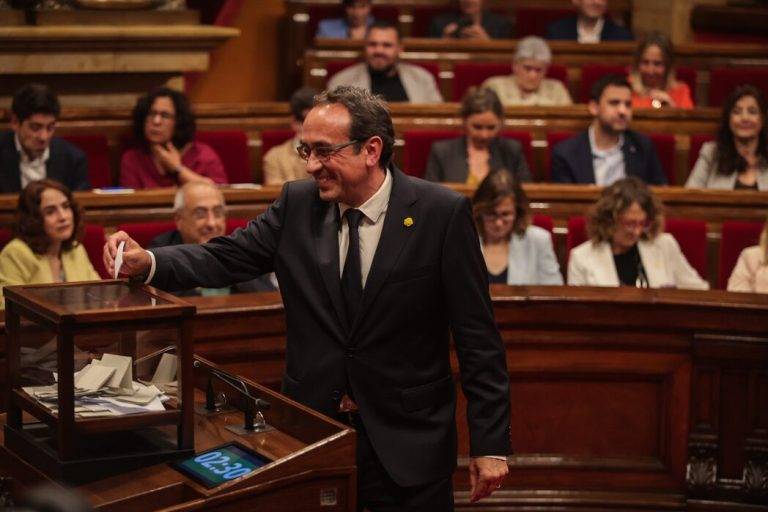 FOTOGRAFÍA. BARCELONA (REINO DE ESPAÑA), 10 DE JUNIO DE 2024. El golpista Josep Rull Andreu nuevo presidente del Parlament de Catalunya con los votos del separatismo: Junts per Catalunya (JxCat), Esquerra Republicana de Catalunya (ERC) y Candidatura de Unidad Popular (CUP). Los 135 diputados electos surgidos de las elecciones del 12 de mayo de 2023 han sido convocados en la sesión constitutiva del parlamento de la decimoquinta legislatura, que se celebrará el lunes 10 de junio a las 16 horas, tal y como establece el decreto de convocatoria firmado por el presidente de la Generalitat en funciones, Pere Aragonès García (ERC), a quien corresponde convocar esta sesión, y que se publicó el pasado miércoles en el 'Diari Oficial de la Generalitat de Catalunya'. En este primer pleno, que inaugurará la legislatura, los diputados han elegido a los siete cargos de la Mesa del Parlament de Catalunya: la presidencia, las dos vicepresidencias y las cuatro secretarías. La Mesa es el órgano rector colegiado de la cámara que organiza el trabajo parlamentario, interpreta el Reglamento, califica los escritos y documentos de índole parlamentaria y declara su admisión o inadmisión a trámite. Actúa bajo la dirección del presidente o presidenta del Parlamento y representa a la institución en los actos a los que asiste. De los 135 diputados del nuevo parlamento, 42 serán del PSC, 35 de Junts, 20 de ERC, 15 del PP, 11 de Vox, 6 de los Comunes, 4 de la CUP y 2 de Aliança Catalana. Parlament de Catalunya/Lasvocesdelpueblo (Ñ Pueblo)