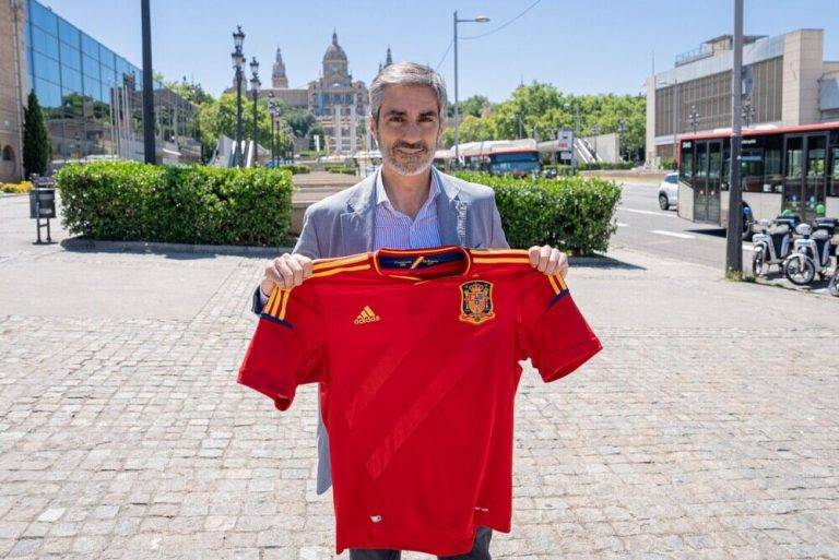 FOTOGRAFÍA. BARCELONA (REINO DE ESPAÑA), 14 DE JUNIO DE 2024. Eurocopa 2024| Oro-Pulido pide pantallas gigantes en Barcelona . Gonzalo de Oro-Pulido Plaza (en la imagen), el presidente del Grupo Municipal de VOX en el Ayuntamiento de Barcelona, posa con una camiseta de la selección española en apoyo al equipo nacional de fútbol del Reino de España en competición actualmente en la Eurocopa 2024 de Alemania; después de que el alcalde del PSC, Jaume Collboni Cuadrado, haya descartado la instalación de pantallas gigantes en la ciudad hasta que España llegue a la final de la Eurocopa, para no molestar a sus socios de la antiEspaña, principalmente los de esquerra Republicana de Catalunya (ERC) con quienes han anunciado un acuerdo de gobernabilidad. Lasvocesdelpueblo (Ñ Pueblo)