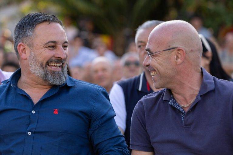 FOTOGRAFÍA. MÁLAGA (REINO DE ESPAÑA), 05 DE JUNIO DE 2024. El presidente de VOX, Santiago Abascal Conde, ha vuelto a denunciar la coalición PP-PSOE que dicta las políticas de la Unión Europea y ha dejado claro que hay que elegir entre esa Unión Europea de burócratas, enemigos del campo, que regaña, que criminaliza a los agricultores y a los ganaderos; o una Unión Europea orgullosa de sí misma, de las naciones soberanas, que proteja las fronteras, dijo quien ha estado en esta ocasión en una rebosante plaza de la Aduana en Málaga, acompañado del cabeza de lista de VOX al Parlamento Europeo, Jorge Buxadé Villalba, el portavoz del Grupo Parlamentario en el Parlamento de Andalucía, Manuel Gavira Florentino, entre otros cargos institucionales y orgánicos de la Resistencia. Lasvocesdelpueblo (Ñ Pueblo)