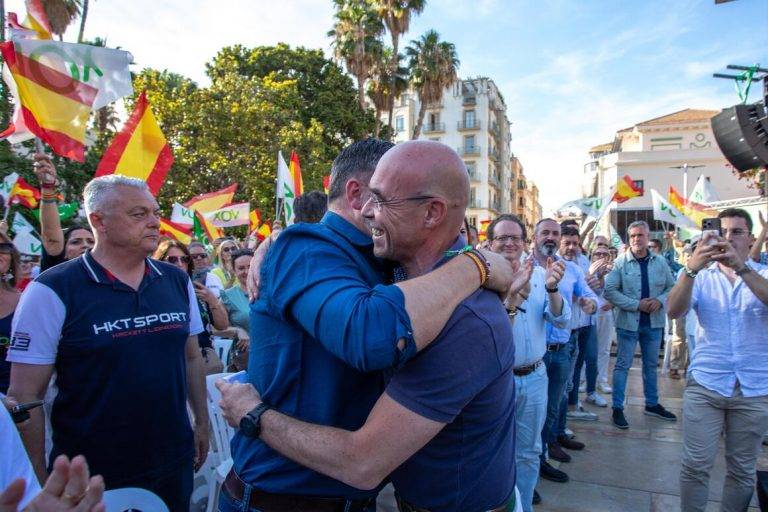 FOTOGRAFÍA. MÁLAGA (REINO DE ESPAÑA), 05 DE JUNIO DE 2024. Objetivos VOX Bruselas: Fin al Pacto verde e inmigratoria. El presidente de VOX, Santiago Abascal Conde, ha vuelto a denunciar la coalición PP-PSOE que dicta las políticas de la Unión Europea y ha dejado claro que hay que elegir entre esa Unión Europea de burócratas, enemigos del campo, que regaña, que criminaliza a los agricultores y a los ganaderos; o una Unión Europea orgullosa de sí misma, de las naciones soberanas, que proteja las fronteras, dijo quien ha estado en esta ocasión en una rebosante plaza de la Aduana en Málaga, acompañado del cabeza de lista de VOX al Parlamento Europeo, Jorge Buxadé Villalba, el portavoz del Grupo Parlamentario en el Parlamento de Andalucía, Manuel Gavira Florentino, entre otros cargos institucionales y orgánicos de la Resistencia. Lasvocesdelpueblo (Ñ Pueblo)