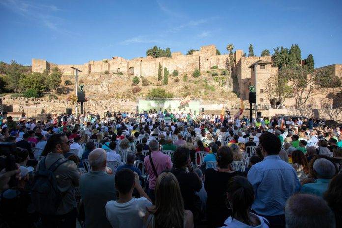 FOTOGRAFÍA. MÁLAGA (REINO DE ESPAÑA), 05 DE JUNIO DE 2024. VOX: "La socia de Feijóo (Von Der Leyen) es aliada de Sánchez". El presidente de VOX, Santiago Abascal Conde, ha vuelto a denunciar la coalición PP-PSOE que dicta las políticas de la Unión Europea y ha dejado claro que hay que elegir entre esa Unión Europea de burócratas, enemigos del campo, que regaña, que criminaliza a los agricultores y a los ganaderos; o una Unión Europea orgullosa de sí misma, de las naciones soberanas, que proteja las fronteras, dijo quien ha estado en esta ocasión en una rebosante plaza de la Aduana en Málaga, acompañado del cabeza de lista de VOX al Parlamento Europeo, Jorge Buxadé Villalba, el portavoz del Grupo Parlamentario en el Parlamento de Andalucía, Manuel Gavira Florentino, entre otros cargos institucionales y orgánicos de la Resistencia. Lasvocesdelpueblo (Ñ Pueblo)