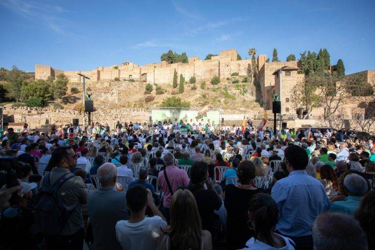 FOTOGRAFÍA. MÁLAGA (REINO DE ESPAÑA), 05 DE JUNIO DE 2024. VOX: "La socia de Feijóo (Von Der Leyen) es aliada de Sánchez". El presidente de VOX, Santiago Abascal Conde, ha vuelto a denunciar la coalición PP-PSOE que dicta las políticas de la Unión Europea y ha dejado claro que hay que elegir entre esa Unión Europea de burócratas, enemigos del campo, que regaña, que criminaliza a los agricultores y a los ganaderos; o una Unión Europea orgullosa de sí misma, de las naciones soberanas, que proteja las fronteras, dijo quien ha estado en esta ocasión en una rebosante plaza de la Aduana en Málaga, acompañado del cabeza de lista de VOX al Parlamento Europeo, Jorge Buxadé Villalba, el portavoz del Grupo Parlamentario en el Parlamento de Andalucía, Manuel Gavira Florentino, entre otros cargos institucionales y orgánicos de la Resistencia. Lasvocesdelpueblo (Ñ Pueblo)