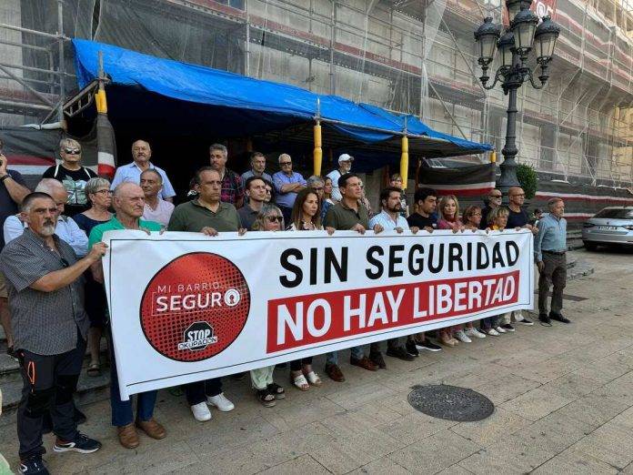 FOTOGRAFÍA. TARRAGONA (CATALUÑA) REINO DE ESPAÑA, 25 DE JUNIO DE 2024. Se ha registrado hoy una concentración frente al Ayuntamiento de Tarragona, en la Comunidad autónoma de Cataluña, Reino de España, en memoria a las víctimas de la verbena de San Juan 2024 en esta región española y a la víctima de Alicante (Comunidad Valenciana), Reino de España. Ha sido una iniciativa de la plataforma Mi Barrio Seguro, que ha contado con el apoyo del Grupo Municipal de Vox en el Ayuntamiento de la ciudad de Tarragona. Asimismo, estuvieron presentes los representantes institucionales de Vox: La diputada provincial, Ana Belén Rodríguez Ros; la diputados por Tarragona al Parlament de Catalunya, Sergio Macian de Greef, y Javier Ramírez Gutiérrez, y varios concejales del partido en Tarragona. Lasvocesdelpueblo (Ñ Pueblo)
