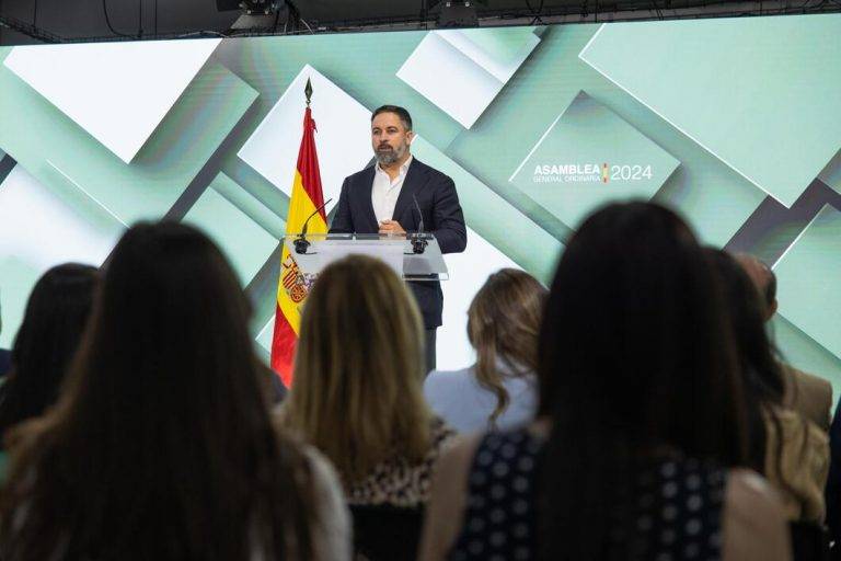 FOTOGRAFÍA. MADRID (REINO DE ESPAÑA), 28 DE JUNIO DE 2024. El presidente de Vox y secretario general, Santiago Abascal Conde (en la imagen) e Ignacio Garriga Vaz de Conceiçao (en la imagen), junto al tesorero de la Resistencia son protagonistas de la jornada asamblearia sobre las cuentas Vox 2024.  Durante la celebración de la Asamblea General Ordinaria, el Vicesecretario Económico de VOX, Pablo Saéz, ha presentado el balance de la formación, en el que destaca principalmente el dato correspondiente al patrimonio neto de Vox, que asciende a 6.800.000 de euros, con un dato de saldo en tesorería de 2.505.932 de euros, y 6.135.372 de euros pendientes de cobro, por la deuda pendiente de las Administraciones Públicas (12.858.884 de cobros pendientes de las elecciones y -9.229.444 de reembolso de financiación recibida). Lasvocesdelpueblo (Ñ Pueblo) 