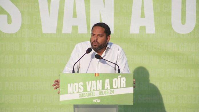 FOTOGRAFÍA. SABADELL (BARCELONA) REINO DE ESPAÑA. Garriga: "Que PP y PSOE dejen de engañar". El secretario general de VOX y líder regional catalán de los verdes, Ignacio Garriga Vaz de Conceiçao; el presidente de VOX Barcelona y diputado en el Parlament de Catalunya, Joan garriga Doménech; y el también diputado por Barcelona al Parlament de Catalunya, Manuel Jesús Acosta Elías (Manuel Acosta), junto a la portavoz del Grupo Municipal de VOX en el Ayuntamiento de Sabadell y presidente de la formación en la Comarc del vallés Occidental, Nuria Alejandra Acacio Montesinos (Nuria Acacio), participan en un acto de campaña electoral para los comicios europeos del próximo domingo 9 de junio de 2024 en Plaza de España de la capital de la comarca del Vallés Occidental, Sabadell. Lasvocesdelpueblo (Ñ Pueblo)