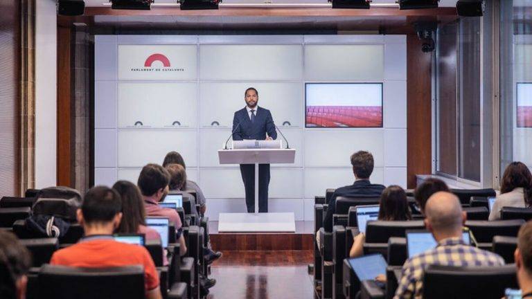 FOTOGRAFÍA. BARCELONA (REINO DE ESPAÑA), 18 DE JUNIO DE 2024. Comparecencia del líder opositor catalán y presidente del Grupo Parlamentario de la Resistencia en el Parlament de Catalunya, Ignacio Garriga Vaz de Conceiçao, posterior a la reunión con el nuevo presidente de la cámara catalana por la derechista cobarde separatista Junts per Catalunya (JxCat) y delincuente golpista, preso indultado por el golpe de estado de 2017, Josep Rull Andreu, en marco de la investidura del hasta la fecha 'no candidato' a presidir el Govern de la Generalitat de Catalunya (Salvador Illa Roca por el socialismo o el prófugo de la Justicia española Carles Puigdemont Casamajó por JxCat). lasvocesdelpueblo (Ñ Pueblo)