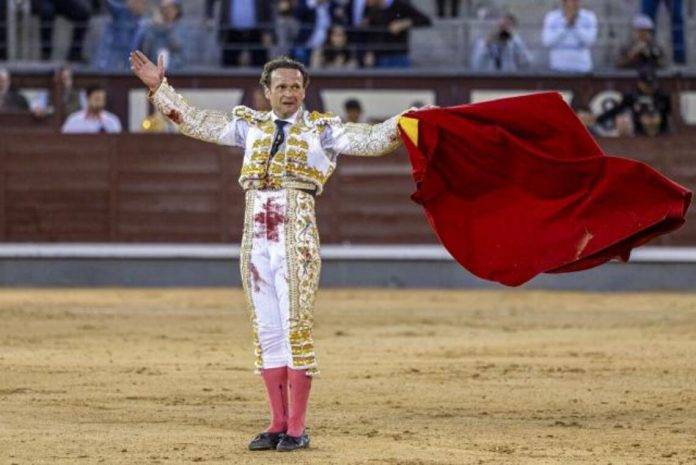 FOTOGRAFÍA. MADRID (REINO DE ESPAÑA), 24 DE MARZO DE 2024. Inicio del año taurino mexicano.- El diestro Antonio Ferrera en su faena durante la corrida de Domingo de Ramos celebrada en la plaza de toros de Las Venta, en Madrid (Reino de España). Efe