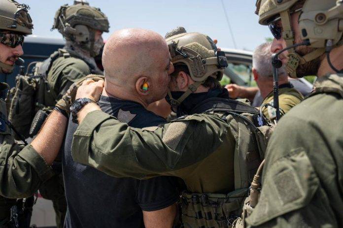 FOTOGRAFÍA. GAZA (ISRAEL), 08 DE JUNIO DE 2024. Israel está logrando sus objetivos en Gaza. Primeras fotos de las patrullas de Givati ​​durante la operación de rescate de rehenes: "Lo más loco y emocionante que hemos vivido", dicen los combatientes desde el corazón de la Franja de Gaza. Israel ha rescatado hoy a 4 rehenes tras 245 días de cautiverio terrorista yihadista palestino en Gaza. «Noa Argamani (25 años), Almog Meir Jan (21 años), Andrey Kozlov (27 años) y Shlomi Ziv (40 años) fueron rescatados en una operación especial de las Fuerzas de Defensa de Israel (FDI), el Shabak» (Shabak también conocido como Shin Bet, que es el Servicio de Inteligencia y Seguridad General Interior de Israel) y la Policía de Israel en dos sitios distintos de Nuseirat, tras ser secuestrados por Hamás en el festival de música Nova». Las Fuerzas de Defensa de Israel (FDI) han asegurado que: «Se encuentran en buen estado de salud y han sido trasladados al Centro Médico ‘Sheba’ Tel-HaShomer para realizar más exámenes médicos». Concretan que: «Seguiremos haciendo todo lo posible para regresar a los rehenes a casa». El primer ministro de Israel y comandante jefe de los guerreros santos de Tierra Santa, Benjamín Netanyahu, ha reunido con los liberados tras participar en la "Operación Arnon" -en memoria a Arnon Zamora, comandante y combatiente de las Fuerzas de Defensa de Israel, que resultó mortalmente herido en la operación de devolución de los secuestrados esta mañana en Gaza, este sábado en la sede del Shin Bet, desde donde se llevó a cabo la operación, y siguió su desarrollo junto con el Ministro de Defensa Galant, el jefe de la Agencia de Seguridad Nacional, el jefe del Shin Bet Ronen Bar, su secretario militar, el mayor el general Gofman y el comisionado de policía, el superintendente jefe Shabtai. Fuerzas de Defensa de Israel (FDI)/Lasvocesdelpueblo (Ñ Pueblo)
