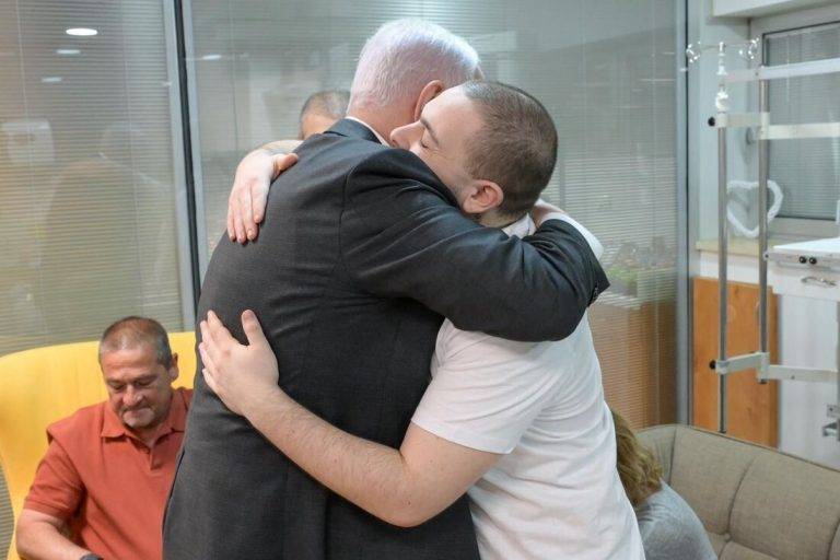 FOTOGRAFÍA. GAZA (ISRAEL), 08 DE JUNIO DE 2024. Primeras fotos de las patrullas de Givati ​​durante la operación de rescate de rehenes: "Lo más loco y emocionante que hemos vivido", dicen los combatientes desde el corazón de la Franja de Gaza. Israel ha rescatado hoy a 4 rehenes tras 245 días de cautiverio terrorista yihadista palestino en Gaza. «Noa Argamani (25 años), Almog Meir Jan (21 años), Andrey Kozlov (27 años) y Shlomi Ziv (40 años) fueron rescatados en una operación especial de las Fuerzas de Defensa de Israel (FDI), el Shabak» (Shabak también conocido como Shin Bet, que es el Servicio de Inteligencia y Seguridad General Interior de Israel) y la Policía de Israel en dos sitios distintos de Nuseirat, tras ser secuestrados por Hamás en el festival de música Nova». Las Fuerzas de Defensa de Israel (FDI) han asegurado que: «Se encuentran en buen estado de salud y han sido trasladados al Centro Médico ‘Sheba’ Tel-HaShomer para realizar más exámenes médicos». Concretan que: «Seguiremos haciendo todo lo posible para regresar a los rehenes a casa». El primer ministro de Israel y comandante jefe de los guerreros santos de Tierra Santa, Benjamín Netanyahu, ha reunido con los liberados tras participar en la "Operación Arnon" -en memoria a Arnon Zamora, comandante y combatiente de las Fuerzas de Defensa de Israel, que resultó mortalmente herido en la operación de devolución de los secuestrados esta mañana en Gaza, este sábado en la sede del Shin Bet, desde donde se llevó a cabo la operación, y siguió su desarrollo junto con el Ministro de Defensa Galant, el jefe de la Agencia de Seguridad Nacional, el jefe del Shin Bet Ronen Bar, su secretario militar, el mayor el general Gofman y el comisionado de policía, el superintendente jefe Shabtai. Fuerzas de Defensa de Israel (FDI)/Lasvocesdelpueblo (Ñ Pueblo)