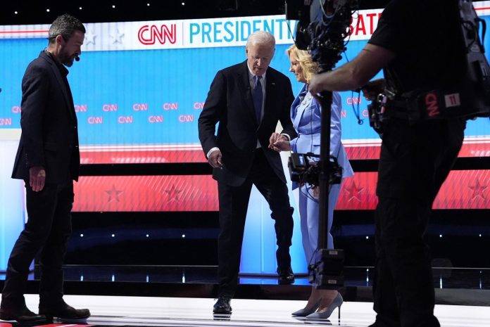 Joe Biden, 27 de junio de 2024, debate Biden vs Trump FOTOGRAFÍA. ATLANTA (ESTADOS UNIDOS DE AMÉRICA), 27 DE JUNIO DE 2024. En la imagen el zurdo y actual candidato socialista a la reelección por el socialismo en los Estados Unidos de América, Partido Demócrata, Joseph Robinette Biden Jr. (Joe Biden), con hasta dificultades muy serias, visiblemente, para andar en el primer debate electoral de las elecciones presidenciales de este jueves, organizado por CNN. Campaña Donald John Trump/Lasvocesdelpueblo (Ñ Pueblo)