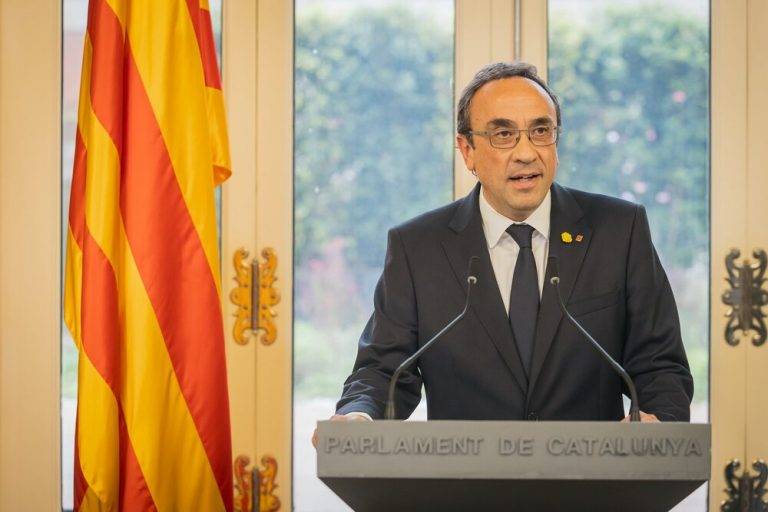 FOTOGRAFÍA. BARCELONA (CATALUÑA) REINO DE ESPAÑA, 19 DE JUNIO DE 2024. Rull convoca investidura fallida sin candidato. El delincuente indultado por parte del socialismo, miembro de la derechista cobarde separatista Junts per Catalunya y actual presidente del Parlamento de Cataluña, Josep Rull Andreu, ofrece una rueda de prensa en el Palacio de la Cámara catalana al concluirse la fallida primera ronda de consultas para la investidura del nuevo presidente, donde ha tenido que anuncia una investidura fallida y sin candidato al no reunir ninguna candidatura los votos suficientes para ser designado hoy. Lasvocesdelpueblo (Ñ Pueblo)