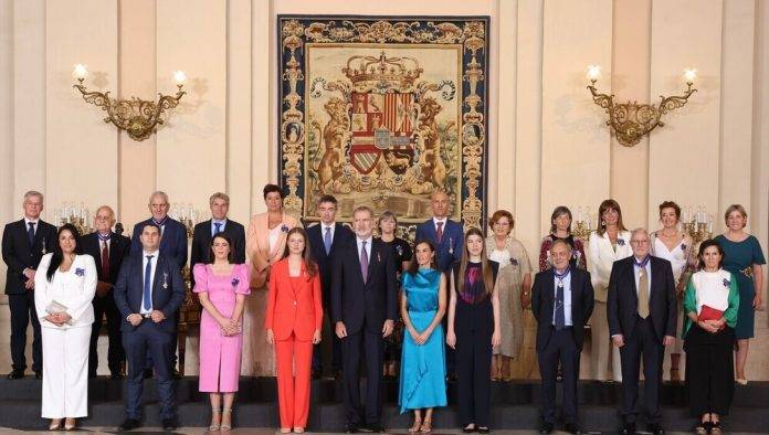 La Corona reconoce el compromiso de 19 españoles con la Orden del Mérito Civil en el Aniversario X del rey Felipe VI en el trono (4) FOTOGRAFÍA. MADRID (REINO DE ESPAÑA), 19 DE JUNIO DE 2024. La Corona reconoce a 19 españoles.- Décimo aniversario de la abdicación del rey padre Juan carlos I y proclamación del nuevo rey, Felipe VI de España. Sus Majestades el rey y la reina del Reino de España: don Juan Pablo Alfonso de Todos los Santos de Borbón y Grecia (Felipe VI) y doña Letizia Ortiz Rocasolano -respectivamente-, acompañados por Sus Altezas Reales: la Princesa de Asturias y la de Gerona y heredera al trono, doña Leonor de Borbón y Ortiz; y la Infanta, doña Sofía de Borbón y Ortiz; han presidido el acto de imposición de condecoraciones de la Orden del Mérito Civil, en el que han sido condecorados 19 personas (9 mujeres y 10 hombres), en reconocimiento de su "compromiso personal y contribución social". Lasvocesdelpueblo (Ñ Pueblo)