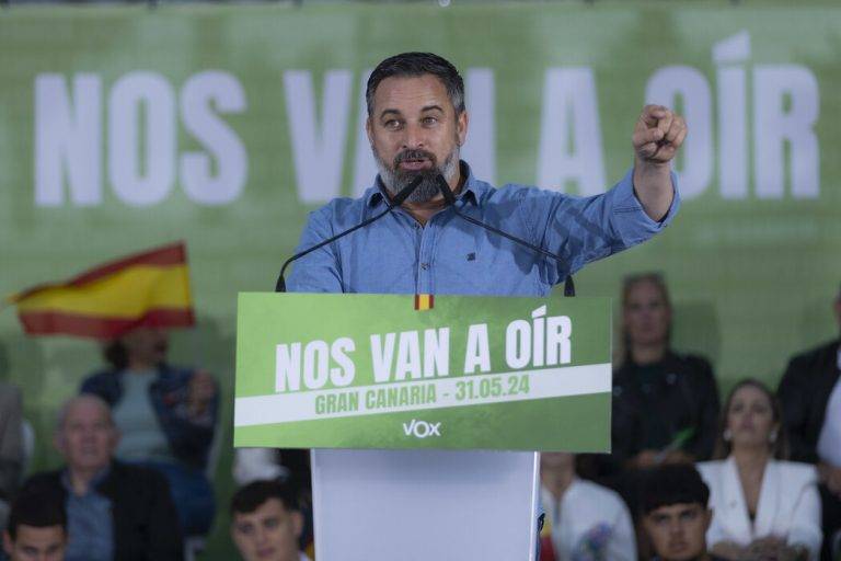 FOTOGRAFÍA. LAS PALMAS (GRAN CANARIA) REINO DE ESPAÑA, 31 DE MAYO DE 2024. Abascal señala a aliados de Sánchez: Hamás y talibanes o Irán. El presidente de VOX, Santiago Abascal Conde, y el candidato número tres de la resistencia española, Juan Carlos Girauta Vidal, este viernes desde Las Palmas (Gran Canaria) en marco de la campaña electoral de las elecciones europeas del próximo domingo, 9 de junio de 2024 (9J), bajo lema "Nos van a oír". Lasvocesdelpueblo (Ñ Pueblo)