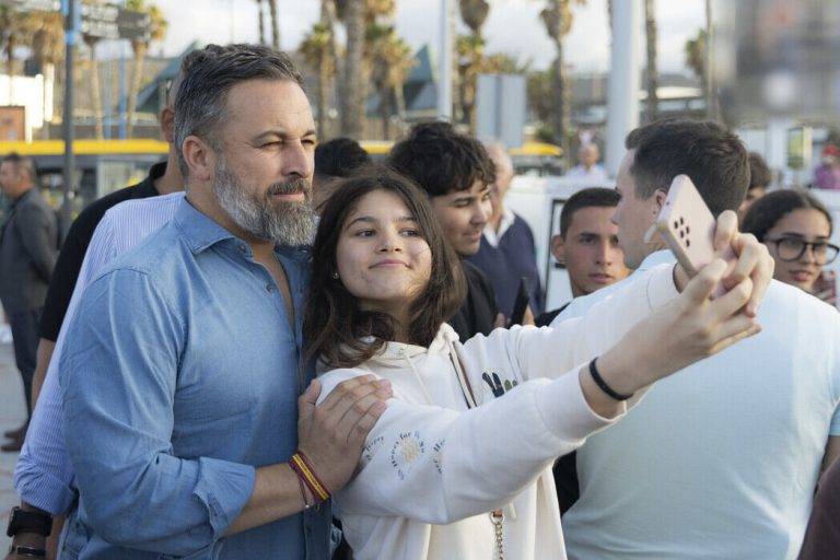 FOTOGRAFÍA. LAS PALMAS (GRAN CANARIA) REINO DE ESPAÑA, 31 DE MAYO DE 2024. Abascal: "Hay determinada prensa corrupta en España". VOX duplicaría representación en el Eurocámara. Abascal: "La amnistía es la derogación de la Constitución" . El presidente de VOX, Santiago Abascal Conde, y el candidato número tres de la resistencia española, Juan Carlos Girauta Vidal, este viernes desde Las Palmas (Gran Canaria) en marco de la campaña electoral de las elecciones europeas del próximo domingo, 9 de junio de 2024 (9J), bajo lema "Nos van a oír". Lasvocesdelpueblo (Ñ Pueblo)