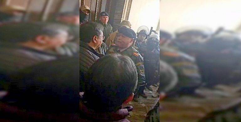 FOTOGRAFÍA. LA PAZ (BOLIVIA), 27 DE JUNIO DE 2024. Golpe militar en Bolivia para restablecerla democracia. GOLPE DE ESTADO MILITAR EN BOLIVIA. "¡Acate mi orden!", gritó el presidente de Bolivia, Luis Arce, al ahora destituido jefe militar Juan José Zuñiga, en la entrada de la sede del Ejecutivo boliviano, después de que el excomandante del Ejército derribara con un tanque la puerta del edificio, en una acción, que en palabras de Zuñiga, buscaba "cambiar el gabinete de Gobierno" y "restablecer" la democracia. Captura Vídeo del golpe de Estado militar en Bolivia/Lasvocesdelpueblo (Ñ Pueblo)