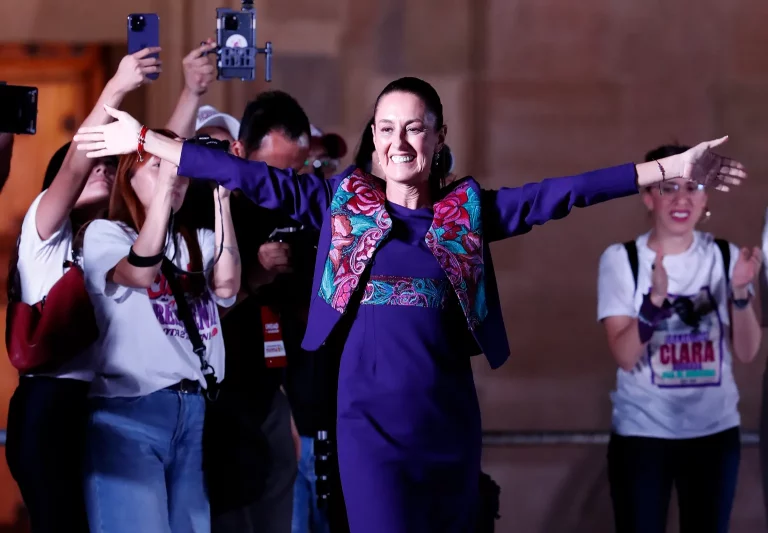 FOTOGRAFÍA. CIUDAD DE MÉXICO (MÉXICO), 05 DE JUNIO DE 2024. La oficialista e hija del pueblo judío, Claudia Sheinbaum Pardo, ganadora de la elección presidencial de México, saluda a simpatizantes en la plancha del Zócalo en Ciudad de México (México). Efe
