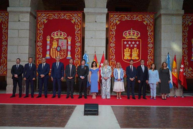 FOTOGRAFÍA. MADRID (REINO DE ESPAÑA), 21 DE JUNIO DE 2024. Madrid reconoce a Milei.- La presidente de la Comunidad de Madrid y líder madrileña del Partido Popular (PP), Isabel Natividad Díaz Ayuso, recibe al presidente de la República de Argentina, líder del mundo libre y del partido del pueblo argentino socio de VOX -la Libertad Avanza-, Javier Gerardo Milei, en un acto en el que le entrega la Medalla Internacional de la Comunidad de Madrid, este viernes en la sede del Gobierno regional. Lasvocesdelpueblo (Ñ Pueblo)
