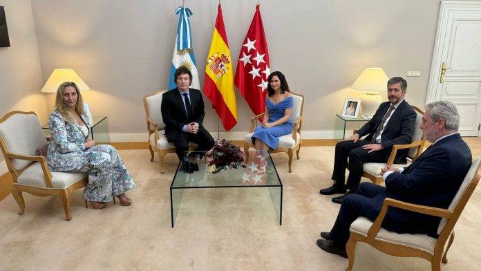FOTOGRAFÍA. MADRID (REINO DE ESPAÑA), 21 DE JUNIO DE 2024. Milei: Emitir dinero en Argentina será delito de lesa humanidad.- La presidente de la Comunidad de Madrid y líder madrileña del Partido Popular (PP), Isabel Natividad Díaz Ayuso, recibe al presidente de la República de Argentina, líder del mundo libre y del partido del pueblo argentino socio de VOX -la Libertad Avanza-, Javier Gerardo Milei, en un acto en el que le entrega la Medalla Internacional de la Comunidad de Madrid, este viernes en la sede del Gobierno regional. Lasvocesdelpueblo (Ñ Pueblo)