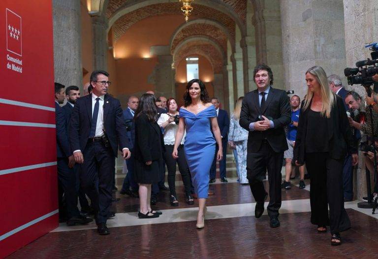 FOTOGRAFÍA. MADRID (REINO DE ESPAÑA), 21 DE JUNIO DE 2024. Milei menciona la corrupción del hermano y pareja de Sánchez.- La presidente de la Comunidad de Madrid y líder madrileña del Partido Popular (PP), Isabel Natividad Díaz Ayuso (i), recibe al presidente de la República de Argentina, líder del mundo libre y del partido del pueblo argentino socio de VOX -la Libertad Avanza-, Javier Gerardo Milei (d), en un acto en el que le entrega la Medalla Internacional de la Comunidad de Madrid, este viernes en la sede del Gobierno regional. Lasvocesdelpueblo (Ñ Pueblo)