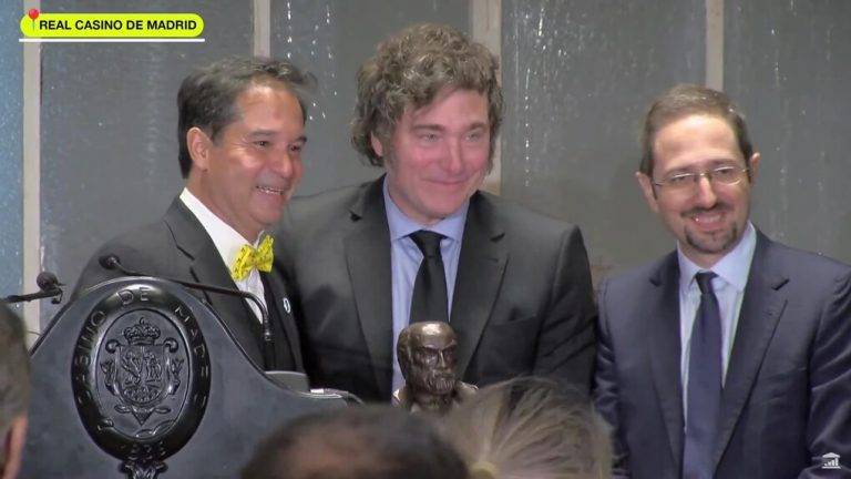 FOTOGRAFÍA. MADRID (REINO DE ESPAÑA), 21 DE JUNIO DE 2024. El director del nuevo Director del Instituto Juan de Mariana desde 1 de agosto de 2023, Manuel Llamas Fraga (d), junto al presidente de la República de Argentina y líder del partido del pueblo argentino "La Libertad Avanza", Javier Gerardo Milei (c), esta noche durante su segunda visita al Reino de España, concretamente, en el auditorio del Real Casino de Madrid, en la calle de Alcalá, número 15, de la ciudad de Madrid (Comunidad de Madrid) Reino de España, donde ha recibido el "Premio Instituto Juan de Mariana 2024 a una defensa ejemplar de las ideas de la libertad", para concluir una jornad de reconocimiento internacional que ha comenzado est mediodía en la sede del Gobierno regional español de la Comunidad de Madrid la imposición en su pecho por parte de la presidente del Gobierno autonómico madrileño, Isabel natividad Díaz Ayuso, de la Medalla Internacional de la Comunidad de Madrid también por su firme defensa a la libertad. captura vídeo Instituto Juan Mariana/Lasvocesdelpueblo (Ñ Pueblo)