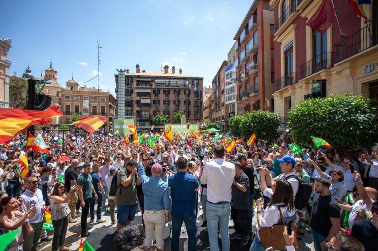 FOTOGRAFÍA. MURCIA (REGIÓN DE MURCIA) REINO DE ESPAÑA, 02 DE JUNIO DE 2024. VOX exige "más muros y menos moros que no respetan a la mujer". El outsider español y líder de la oposición en el país de Don Quijote, Santiago Abascal Conde, junto al Grupo municipal de su formación en Murcia (Luis Gestoso de Miguel, María Guerrero Cano, Alba Franco Elvira, José Mariano Orenes Bastida, David Baquero Martínez y Fernando María Sánchez-Parra Jiménez), a los integrantes del Gobierno de VOX en coalición con el Partido Popular en esta comunidad autónoma -liderados por el vicepresidente y líder regional murciano de España, José Ángel Antelo Paredes-, ha arropado este mediodía al candidato del partido a las elecciones europeas del próximo domingo 9 de mayo de 2024 (9J), Jorge Buxadé Villalba, en una Plaza de Julián Romea llena de partidarios y cargos orgánicos de este partido, que cada día representa toda una esperanza para varios millones de personas en España, bajo lema "Nos van a oír" en la Unión Europea a partir del 9 de junio de 2024. Lasvocesdelpueblo (Ñ Pueblo)