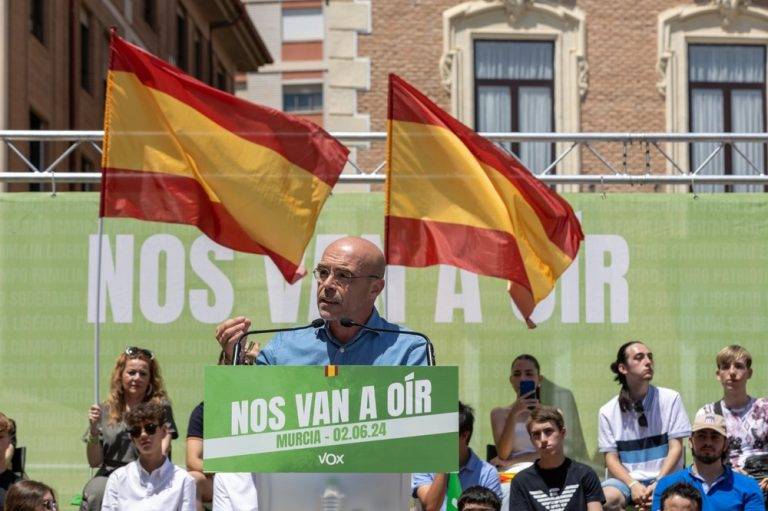 FOTOGRAFÍA. MURCIA (REGIÓN DE MURCIA) REINO DE ESPAÑA, 02 DE JUNIO DE 2024. VOX duplicaría representación en el Eurocámara . El outsider español y líder de la oposición en el país de Don Quijote, Santiago Abascal Conde, junto al Grupo municipal de su formación en Murcia (Luis Gestoso de Miguel, María Guerrero Cano, Alba Franco Elvira, José Mariano Orenes Bastida, David Baquero Martínez y Fernando María Sánchez-Parra Jiménez), a los integrantes del Gobierno de VOX en coalición con el Partido Popular en esta comunidad autónoma -liderados por el vicepresidente y líder regional murciano de España, José Ángel Antelo Paredes-, ha arropado este mediodía al candidato del partido a las elecciones europeas del próximo domingo 9 de mayo de 2024 (9J), Jorge Buxadé Villalba, en una Plaza de Julián Romea llena de partidarios y cargos orgánicos de este partido, que cada día representa toda una esperanza para varios millones de personas en España, bajo lema "Nos van a oír" en la Unión Europea a partir del 9 de junio de 2024. Lasvocesdelpueblo (Ñ Pueblo)