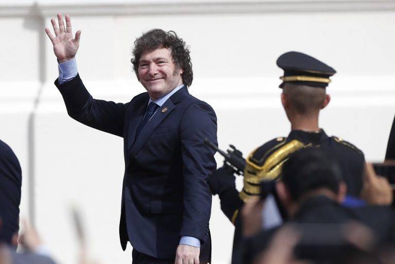 FOTOGRAFÍA. SAN SALVADOR (EL SALVADOR), 01/06/2024. Milei es condecorado Medalla Internacional de Madrid.- El presidente de la República de Argentina y líder del partido de la Resistencia "La Libertad Avanza", Javier Gerardo Milei, llega para participar en la ceremonia de investidura del presidente salvadoreño, Nayib Bukele, este sábado en la Plaza Gerardo Barrios de San Salvador (El Salvador). Efe