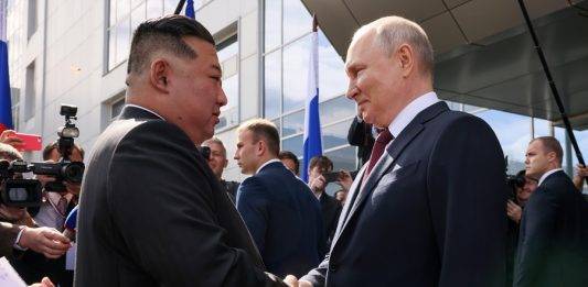 FOTOGRAFÍA. VOSTOCHNY (RUSIA), 13 DE SEPTIEMBRE DE 2023. INVASIÓN RUSA DE UCRANIA. El presidente del régimen ruso, Vladimir Putin, (D) y el líder del régimen norteamericano, Kim Jong un (I), durante una visita al cosmódromo de Vostochny, en las afueras de la ciudad de Tsiolkovsky (ex Uglegorsk), a unos 180 km al norte de Blagoveschensk, en la región de Amur, Rusia, el 13 de septiembre de 2023. Efe