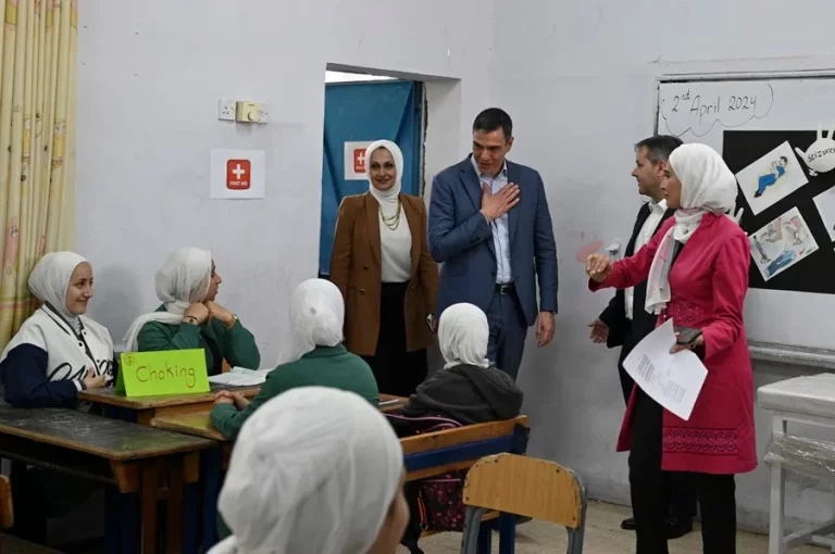 FOTOGRAFÍA. AMÁN (JORDANIA), 02 DE ABRIL DE 2024. Don conflictos infames. El presidente del Gobierno de coalición comunista de España y secretario general del Partido Socialista Obrero Español (PSOE), Pedro Sánchez Pérez-Castejón, durante una visita este martes al colegio femenino de ciudadanos palestinos en Jabal al-Hussein en Aman, Jordania, que gestiona la United Nations Relief and Works Agency for Palestine Refugees in the Near East (UNRWA) -que no es otra cosa que la ONU en el Oriente Medio, principalmente en Gaza donde esta institución es claramente terrorista al ser varios de sus responsables asesinos terroristas yihadistas de la masacre terrorista del 7 de octubre de 2023 en el sur del territorio soberano de israel, según hechos probados: vídeos, audios y documentos, que han provocado la suspensión de subvenciones de muchos países a esta organización terrorista: Francia, Reino Unido, Australia, Canadá, Estados Unidos, etc.-. Efe 