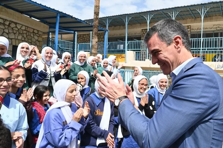 FOTOGRAFÍA. AMÁN (JORDANIA), 02 DE ABRIL DE 2024. Sánchez acepta ahora financiación singular de Cataluña. El presidente del Gobierno de coalición comunista de España y secretario general del Partido Socialista Obrero Español (PSOE), Pedro Sánchez Pérez-Castejón, durante una visita este martes al colegio femenino de ciudadanos palestinos en Jabal al-Hussein en Aman, Jordania, que gestiona la United Nations Relief and Works Agency for Palestine Refugees in the Near East (UNRWA) -que no es otra cosa que la ONU en el Oriente Medio, principalmente en Gaza donde esta institución es claramente terrorista al ser varios de sus responsables asesinos terroristas yihadistas de la masacre terrorista del 7 de octubre de 2023 en el sur del territorio soberano de israel, según hechos probados: vídeos, audios y documentos, que han provocado la suspensión de subvenciones de muchos países a esta organización terrorista: Francia, Reino Unido, Australia, Canadá, Estados Unidos, etc.-. Efe 