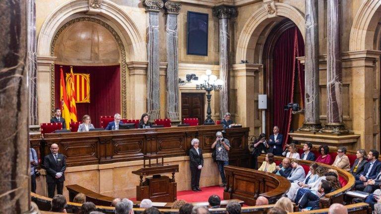 FOTOGRAFÍA. BARCELONA (REINO DE ESPAÑA), 10 DE JUNIO DE 2024. VOX arranca la legislatura catalana con querella. Detalle del hemiciclo del pleno del Parlament de Catalunya durante la sesión constituyente de este lunes, tras las elecciones autonómicas catalanas del pasado 12 de mayo de 2024. Lasvocesdelpueblo (Ñ Pueblo)