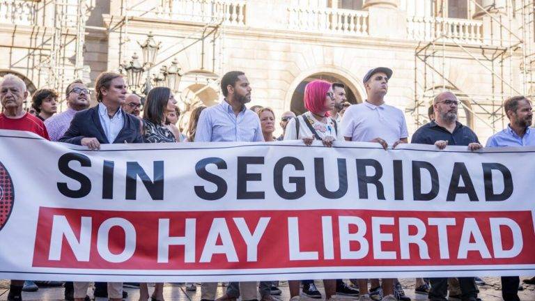 FOTOGRAFÍA. BARCELONA (CATALUÑA) REINO DE ESPAÑA, 25 DE JUNIO DE 2024. Vox: El PP ha consumado la traición a España. El acto de Mi Barrio Seguro que lidera David Cosculluela Martínez-Galofré, y que ha tenido lugar frente al Ayuntamiento de Barcelona sobre las 18:30 y que se ha desarrollado pacíficamente, ha contado con el apoyo del Grupo Municipal de VOX en el Ayuntamiento de Barcelona -representado por el presidente del Grupo, Gonzalo de Oro-Pulido Plaza, y el portavoz, Liberto Senderos Oliva- y el Grupo Parlamentario de la Resistencia en el Parlamento de Cataluña -representado por el presidente del Grupo y secretario general de VOX, Ignacio Garriga Vaz de Conceição, y el portavoz parlamentario y presidente de del Comité Provincia de VOX en Barcelona, Joan Garriga Doménech-. Lasvocesdelpueblo (Ñ Pueblo)