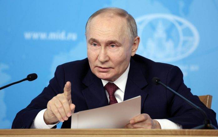 FOTOGRAFÍA. MOSCÚ (RUSIA), 14 DE JUNIO DE 2024. Putin exige la retirada de tropas de Ucrania de Ucrania a cambio de la paz. El presidente ruso, Vladimir Putin, sostiene una reunión con los dirigentes del Ministerio de Asuntos Exteriores ruso en Moscú, Rusia, el 14 de junio de 2024. 'Las tropas ucranianas deben retirarse completamente de las regiones de la RPD, la RPL, Kherson y Zaporizhia. De todo su territorio, sus fronteras administrativas en el momento de su entrada en la Federación de Rusia. "Tan pronto como Kiev lo anuncie y prometa no unirse a la OTAN, inmediatamente garantizaremos la retirada segura de las tropas ucranianas y comenzaremos el proceso de negociación", afirmó Putin en la reunión. (Rusia, Moscú). Efe