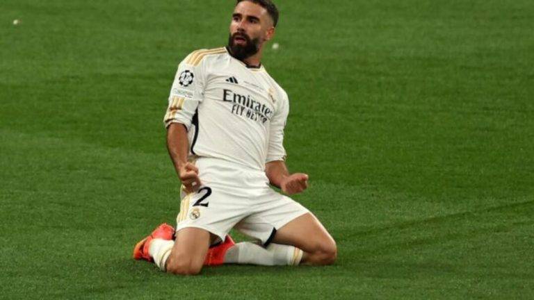 FOTOGRAFÍA. LONDRES (REINO UNIDO), 01 DE JUNIO DE 2024. Decimoquinta: Carvajal (1.73 m) encima de gigantes alemanes. Dani Carvajal celebra el 1-0 del Real Madrid en la final de la Liga de Campeones contra el Borussia Dortmund. Efe