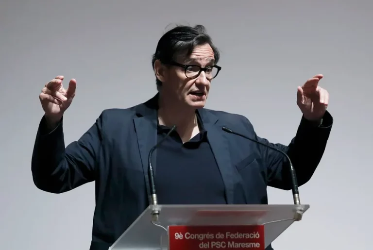 FOTOGRAFÍA. MATARÓ (COMARCA DEL MARESME) BARCELONA (REINO DE ESPAÑA), 29 DE JUNIO DE 2024. Acuerdo investidura Illa en dialecto catalán. El primer secretario del PSC/PSOE, ganador de las elecciones catalanas del 12M y candidato a la investidura sin posibilidad hasta ahora de sumar los votos suficientes, Salvador Illa Roca, durante su intervención hoy en la inauguración del congreso del PSC del Maresme en el Auditorio Tecno-Campus de Mataró (Barcelona). Efe