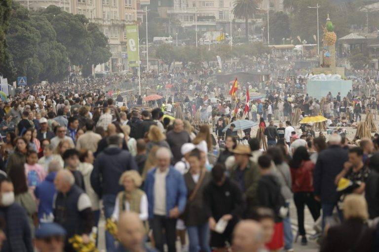 FOTOGRAFÍA. LA CORUÑA (GALICIA) REINO DE ESPAÑA, 23 DE JUNIO DE 2024. Tiempo estable este martes en España.- Miles de personas se han congregado en las playas de la ciudad de La Coruña, Comunidad autónoma de Galicia (Reino de España) para celebrar la tradicional noche de San Juan. Efe