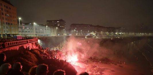 FOTOGRAFÍA. LA CORUÑA (GALICIA) REINO DE ESPAÑA, 23 DE JUNIO DE 2024. Miles de personas se han congregado en las playas de la ciudad de La Coruña, Comunidad autónoma de Galicia (Reino de España) para celebrar la tradicional noche de San Juan. Efe