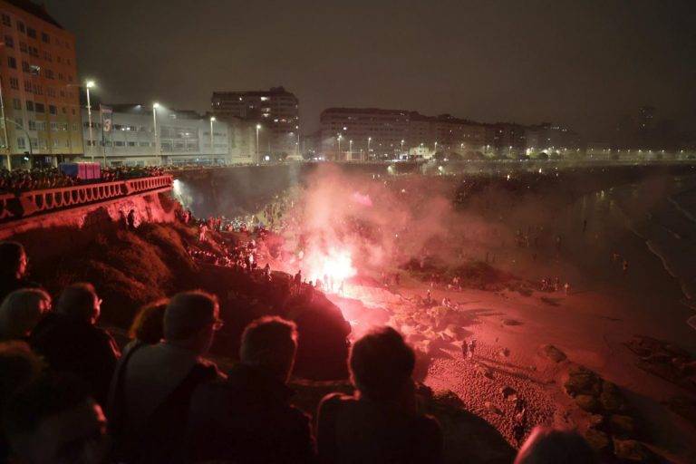 FOTOGRAFÍA. LA CORUÑA (GALICIA) REINO DE ESPAÑA, 23 DE JUNIO DE 2024. Miles de personas se han congregado en las playas de la ciudad de La Coruña, Comunidad autónoma de Galicia (Reino de España) para celebrar la tradicional noche de San Juan. Efe