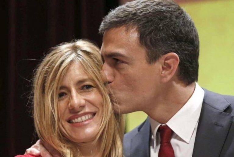 FOTOGRAFÍA. SANTA COLOMA DE GRAMENET (BARCELONA) REINO DE ESPAÑA, 18 DE SEPTIEMBRE DE 2015. Begoña "contactó" con La Caixa en 2020 para su cátedra . AECC amplía su denuncia contra Sánchez y su mujer. Segunda carta de Pedro Sánchez sobre corrupción de su mujer.- El secretario general del partido Socialista Obrero español (PSOE), Pedro Sánchez Pérez-Castejón, junto a su mujer, María Begoña Gómez Fernández (Begoña Gómez); y el candidato del partit dels Socialistes de Catalunya (PSC) a las elecciones catalanas, Miquel Octavi Iceta Llorenç (Miquel Iceta), han exhibido hoy una gran bandera del Reino de España, en una pantalla gigante, durante un mitin de los socialistas catalanes en Santa Coloma de Gramenet (Barcelona). Si bien el acto ha arrancado con una 'senyera' -bandera catalana- en la pantalla situada en la parte posterior del escenario, ha sido cuando el discurso de Iceta llegaba a su fin cuando ha aparecido una gran bandera rojigualda en la pantalla, de 4,40 metros de anchura y 2,60 de altura, según han explicado a Efe los organizadores. "El otro día criticaban a Pedro Sánchez Pérez-Castejón que había ido a Madrid y había puesto una bandera española inmensa, pero que cuando va a Cataluña no la ve". "Que aquí no ponen la bandera española". "Pues esto lo arreglamos en un 'pís-pás'". "¡Ponedme la bandera, por favor!", ha dicho Iceta, entre aplausos de los asistentes cuando ha aparecido la bandera española. El líder del PSC ha reivindicado el escudo de la bandera del Reino de España cómo "el único símbolo que tenemos realmente federal", al unir los diferentes reinos de España, ha relatado. "Eso somos y hemos llegado aquí porque estamos juntos", ha añadido. "Cuando queremos seguir juntos somos esa bandera, respetando nuestras diferencias y sumando, compartiendo lo que nos une, la justicia social y querer hacer una sociedad cada día mejor", ha aseverado. Efe