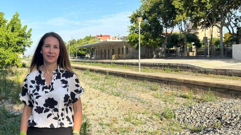 FOTOGRAFÍA. SALOU (TARRAGONA), 18 DE JUNIO DE 2024 VOX: Antigua Estación de tren forma parte de la historia de Salou. La coordinadora de VOX, portavoz del Grupo Municipal y diputada provincial, Ana Belén Rodríguez Ros, consideró hoy "valioso patrimonio cultural, la antigua Estación de tren de Salou (Tarragona)", que el  alcalde de Salou, Pere Granados Carrillo, pretende derrumbar. Lasvocesdelpueblo (Ñ Pueblo)