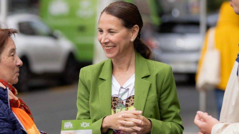 FOTOGRAFÍA. SALOU (TARRAGONA) REINO DE ESPAÑA, 25 JUNIO DE 2025. Rodríguez: El incivismo es una amenaza para Salou. La portavoz del Grupo Municipal VOX en el Ayuntamiento de Salou (Tarragona), Ana Belén Rodríguez Ros, este martes durante un encuentro con los vecinos. Lasvocesdelpueblo (Ñ Pueblo)