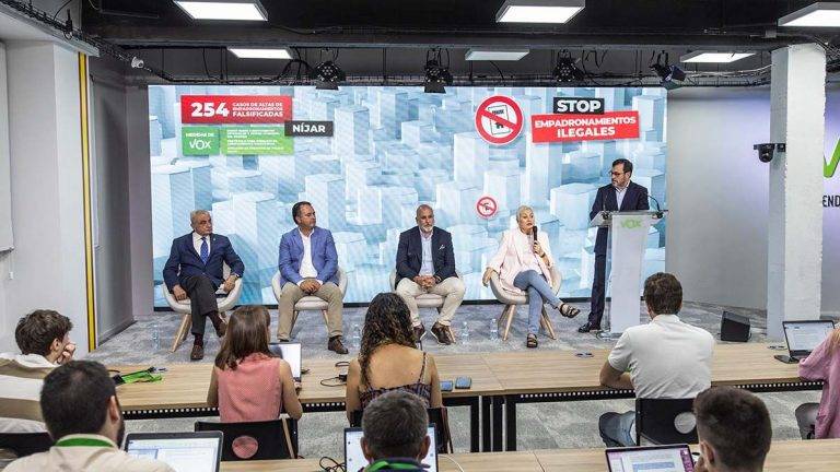 FOTOGRAFÍA. MADRID (REINO DE ESPAÑA), 25 DE JUNIO DE 2024. Rueda de Prensa de VOX sobre el problema de los empadronamientos irregulares. VOX está impulsando medidas contundentes en los municipios en los que gobierna o tiene acuerdo de gobierno, para combatir el alarmante aumento de empadronamientos irregulares detectados. Estas iniciativas se aplicarán también en otros municipios en los que VOX tiene competencias en materia de seguridad. Con motivo de esta acción coordinada, el próximo martes, 25 de junio, el portavoz nacional de VOX, José Antonio Fúster Lamelas, dará una rueda de prensa en la sede nacional de VOX(C/Bambú 12) acompañado por Fulgencio Coll, concejal y portavoz de VOX en el Ayuntamiento de Palma de Mallorca; David Moreno, concejal de Medio Ambiente, Parques y Hábitat Urbano del Ayuntamiento de Talavera de la Reina; Gonzalo López, concejal de Litoral y Sanidad del Ayuntamiento de Cartagena; y Pilar Fenoy, primera teniente de alcalde, y concejal de Turismo y Playas de Níjar. Lasvocesdelpueblo (Ñ Pueblo)