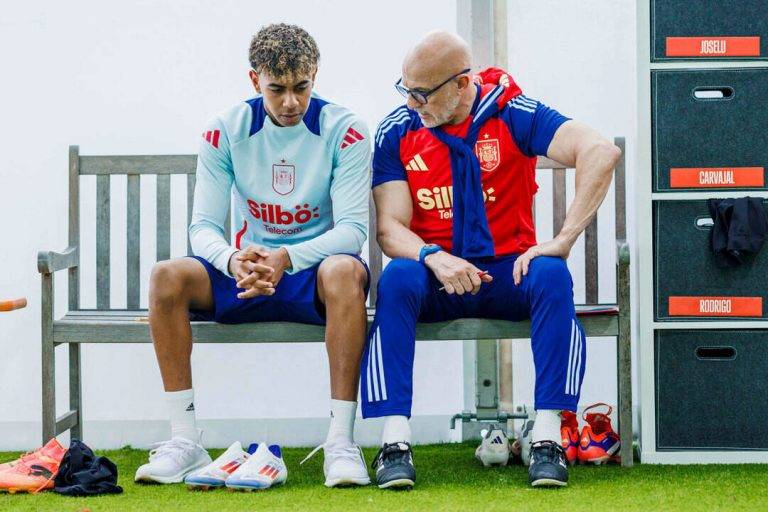 FOTOGRAFÍA. DONAUESCHINGEN (ALEMANIA), 18 DE JUNIO DE 2024. Lamine Yamal tocado por una varita mágica que le hace diferente al resto.- Eurocopa 2024 Alemania. El seleccionador del equipo nacional de fútbol del Reino de España, Luis de la Fuente, conversa con el joven delantero de la Selección española de fútbol, Lamine Yamal (16 años), durante el entrenamiento de la selección española de fútbol este martes en el lugar de concentración de Donaueschingen. Efe