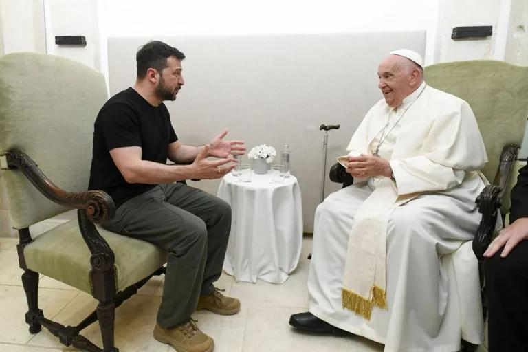 FOTOGRAFÍA. APULIA (ITALIA), 14 DE JUNIO DE 2024. "Asesinos y torturadores rusos deben parar la guerra". El papa Francisco (d) se reúne con el presidente ucraniano Vlodomir Zelenski (i) en Apulia. El papa viajó este viernes hasta la región italiana de Apulia (sur) para participar por primera vez en la cumbre de líderes del G7, las siete democracias más avanzadas del mundo, y reunirse con algunos mandatarios como el estadounidense Joe Biden o el brasileño Luiz Inácio Lula da Silva. Efe